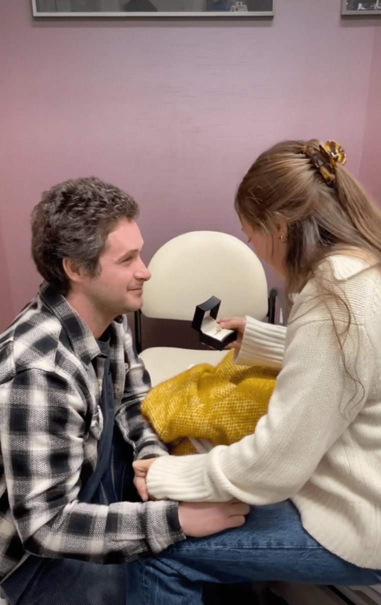 正當她一臉困惑之際，男友隨即單膝下跪求婚。
