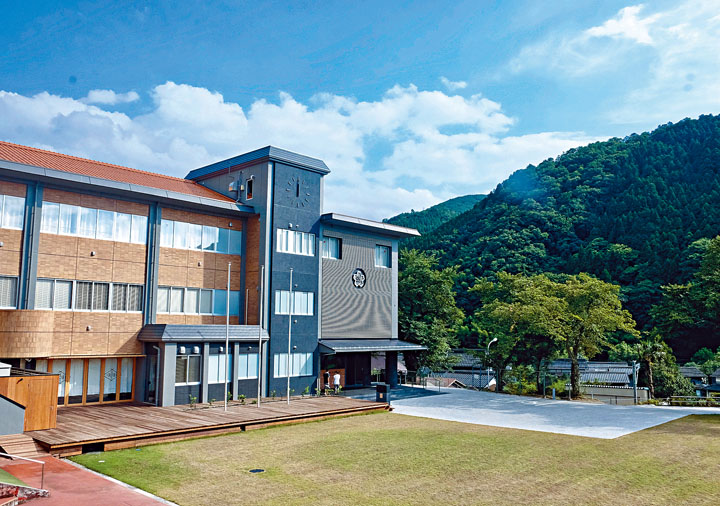 由舊校改建的酒店擁有廣闊草坪。