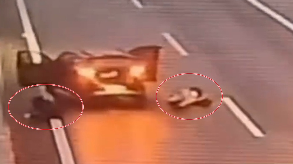 兩女子在高速公路上突然跳車。網圖