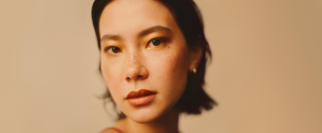 RMK全新春季Impression in Amber琥珀系列，打造綻放太陽金光的妝容。