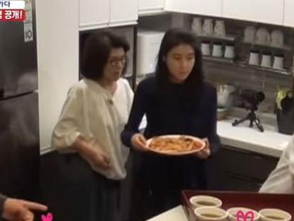 未婚妻與金健模母親相處融洽。(截圖)