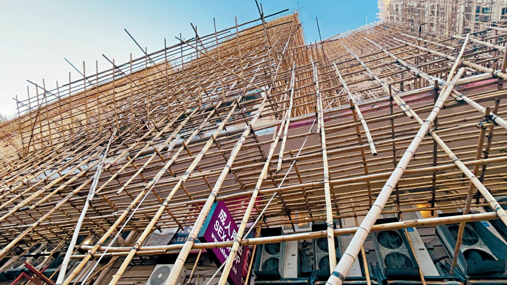 麥美娟表示，政府正積極籌備第二輪《建築物管理條例》的修訂工作。