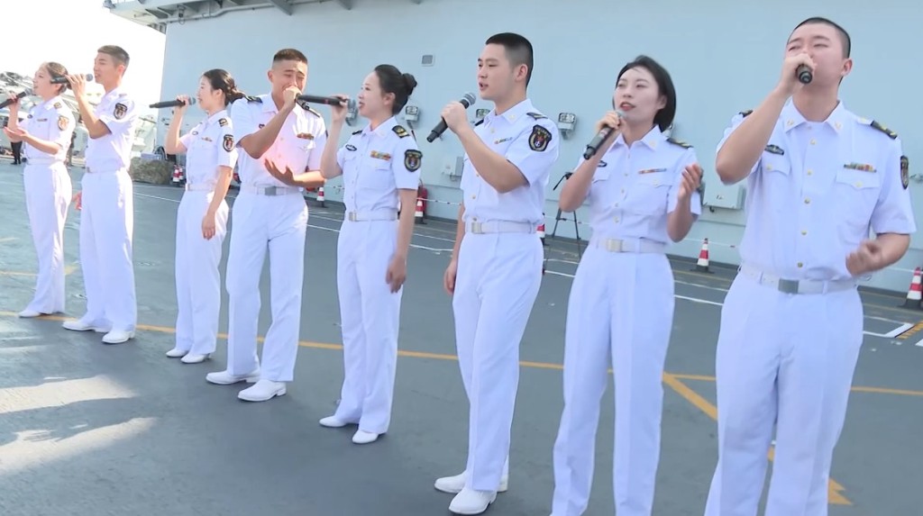 艦上有多名海軍官兵即場獻唱《我和我的祖國》等歌曲。 艦上有多名海軍官兵即場獻唱《我和我的祖國》等歌曲。