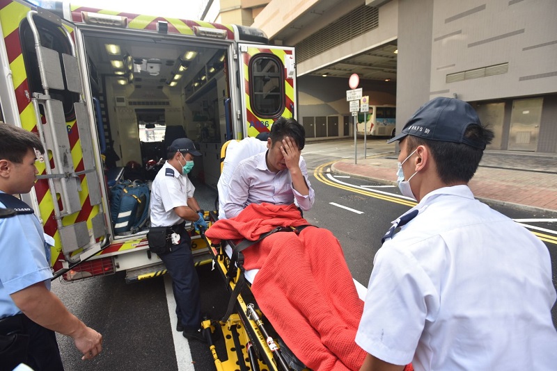 死者父親得悉兒子墮樓身亡，情緒激動，由救護員送院檢查。