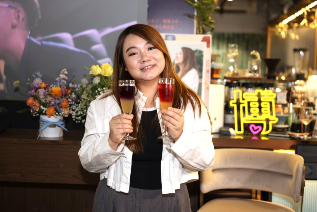 博博為了宣傳新歌《花說》,日前在餐廳與粉絲舉辦活動。 博博為了宣傳新歌《花說》,日前在餐廳與粉絲舉辦活動。