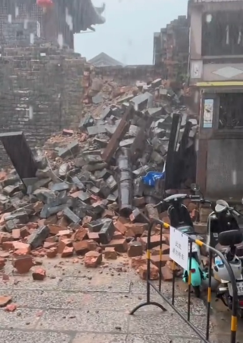 深圳大鹏所城部分城墙发生坍塌。