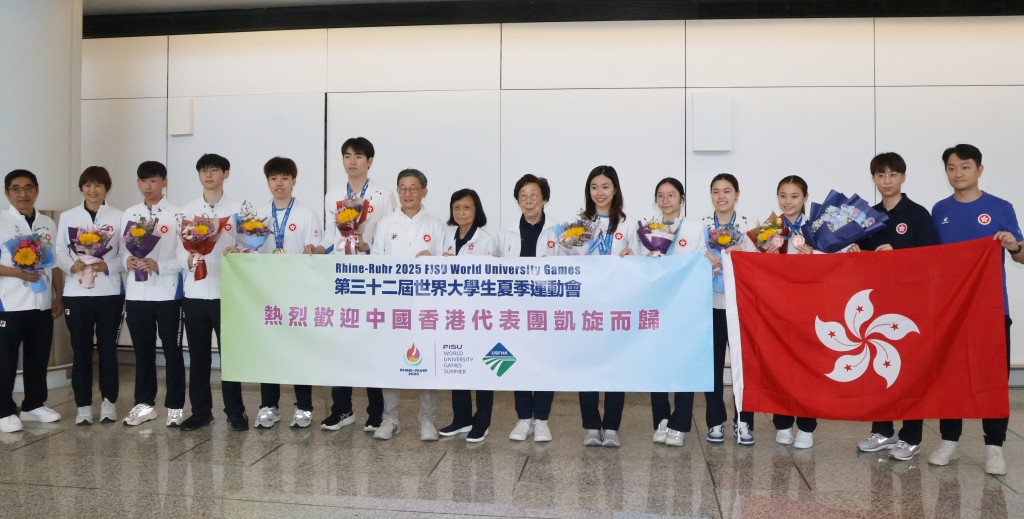 香港乒總主席余國樑(右七)及大專體育協會的代表到機場接機。徐嘉華攝