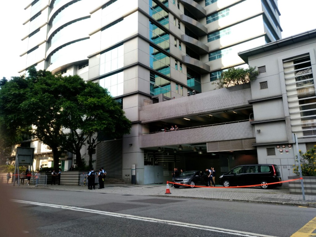 法院大樓外依然有俗稱「O記」的有組織罪案及三合會調查科人員及衝鋒隊警員戒備。