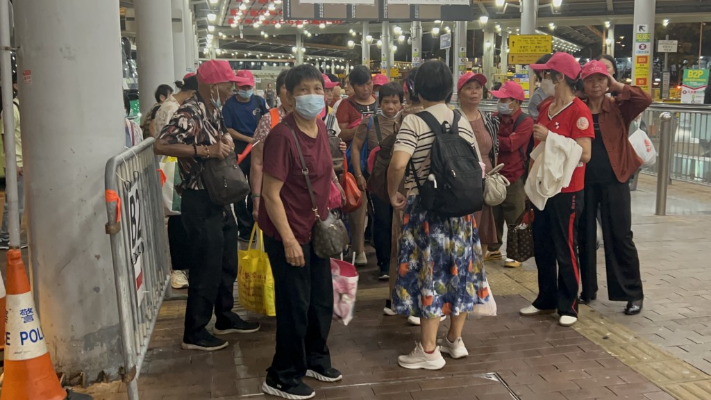 在深圳灣管制站，不少一家大小拖著行李抵港。楊偉亨攝