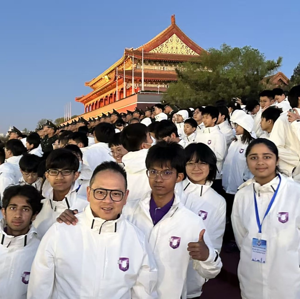 參訪團團員在天安門觀禮台上觀看升國旗儀式。