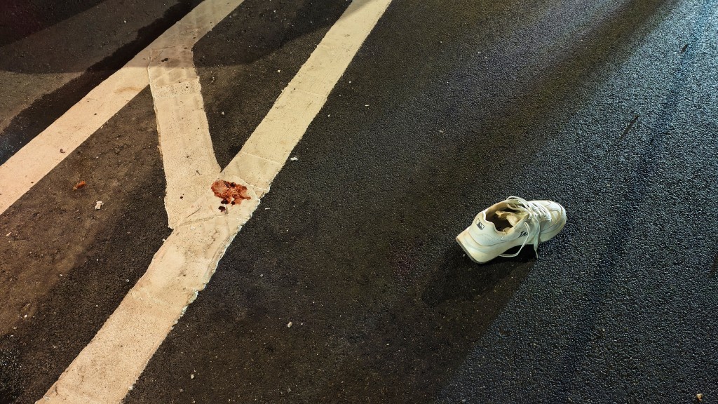 現場遺下一隻波鞋。 現場遺下一隻波鞋。