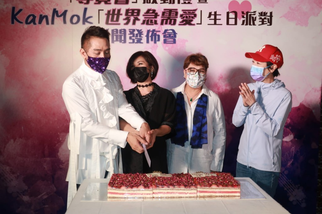 莫鎮賢與韋綺珊同月生日，一齊切蛋糕。