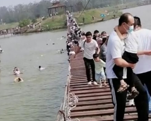 鄭州中牟縣雁鳴蟹島度假村吊橋斷裂，導致十多人落水。網圖