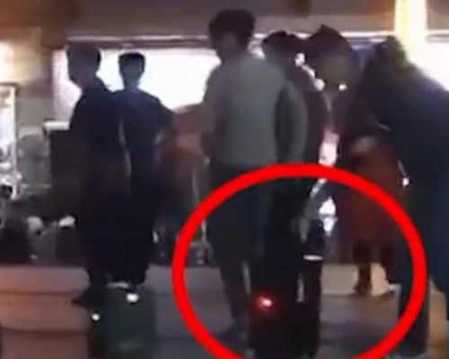 男子拿音響與廣場舞對放。（網圖）