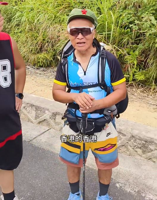 74歲的鄭鎮炎熱愛徒步運動，去年開始獨自重走長征路線。抖音＠龍飛新長征