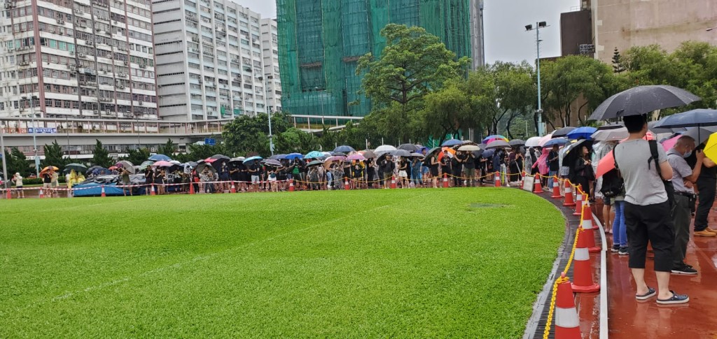 看台於下午2時半左右已坐滿,部分人於運動場跑道上等候。
