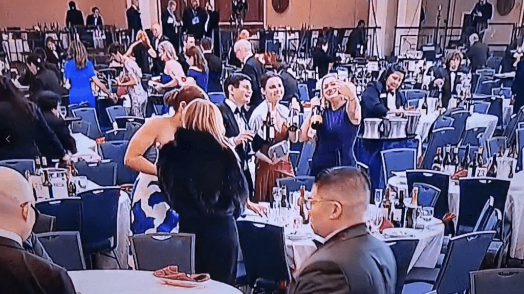 流傳影片顯示，槍擊案發生後，華盛頓希爾頓飯店現場陷入混亂，嘉賓紛紛離座，兩名女賓客被拍到迅速從多張無人看管的餐桌上，連續拿走至少兩瓶紅酒離開。