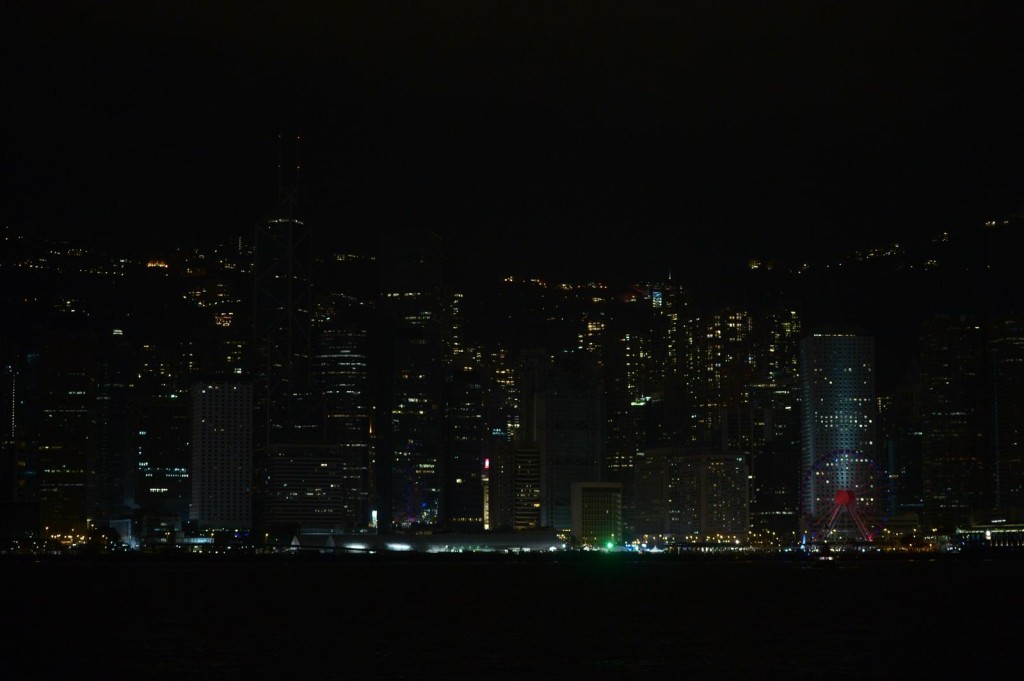 維港兩岸商廈響應「熄燈一小時」。