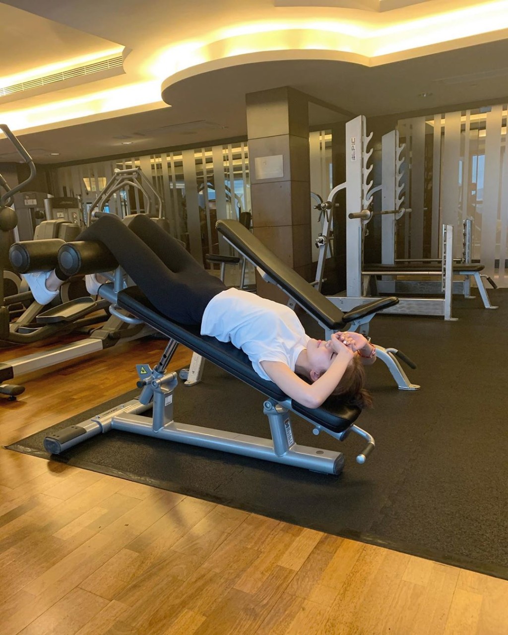 施匡翘昨晚上载健身照为抗疫打气。