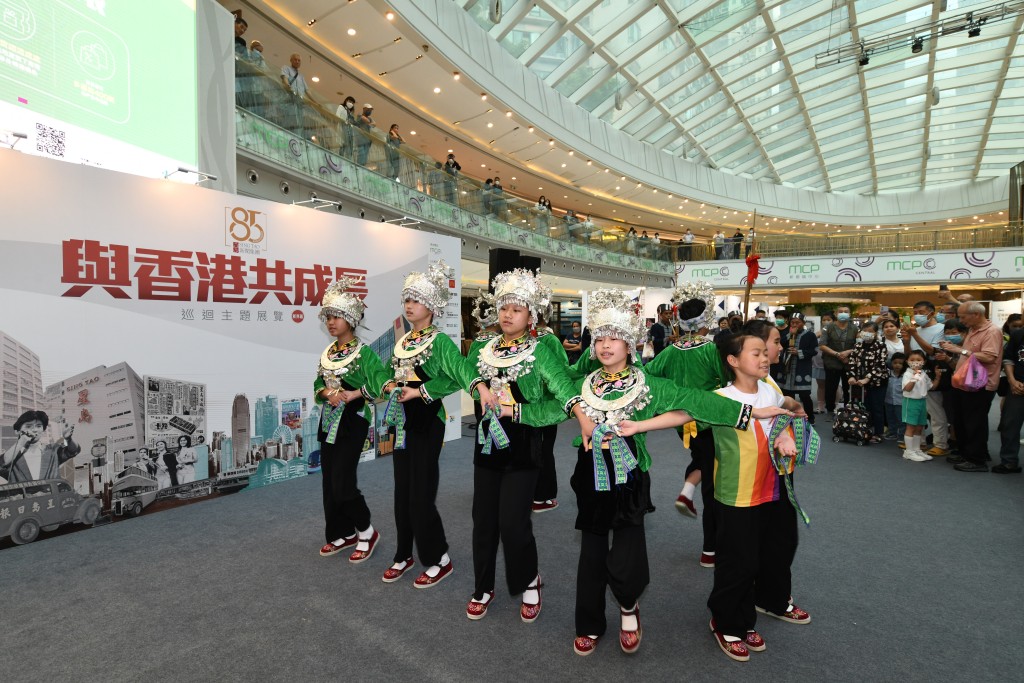 貴州「飛越彩虹」苗族跺月亮少年藝術團表演項目包括《跺月亮》等傳統舞蹈。