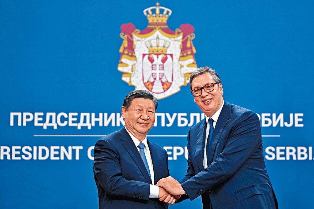 去年5月,習近平訪塞與總統武契奇會面。