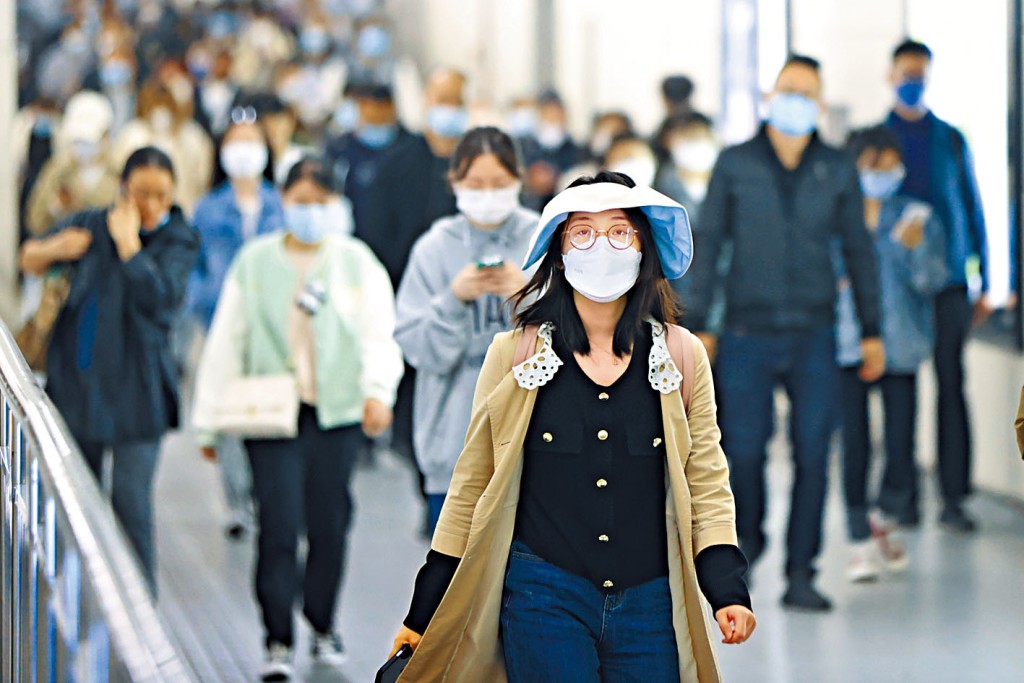 民眾佩戴口罩在北京地鐵站出行。