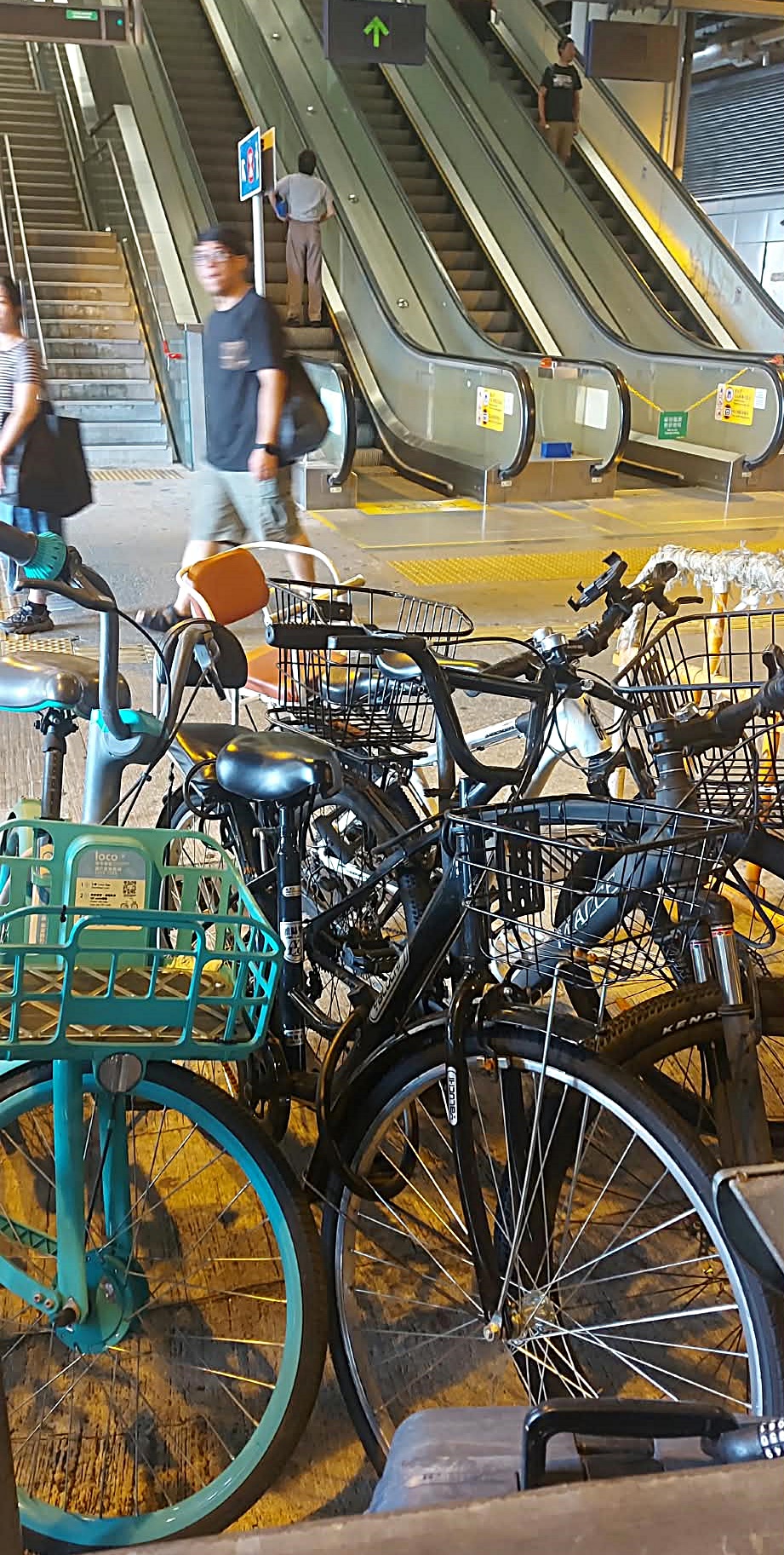 元朗港鐵站附近泊有共享單車。