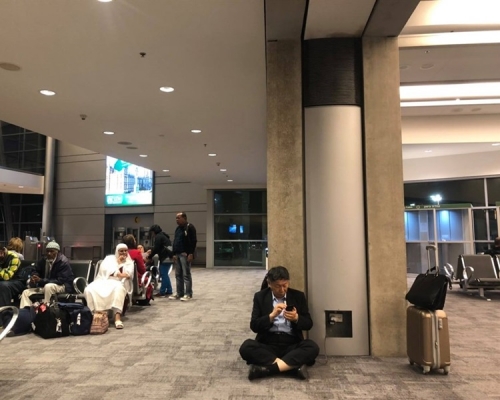 柯文哲在機場席地而坐惹起爭議。柯文哲facebook