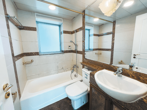 浴室為明廁，能避免濕氣積聚。