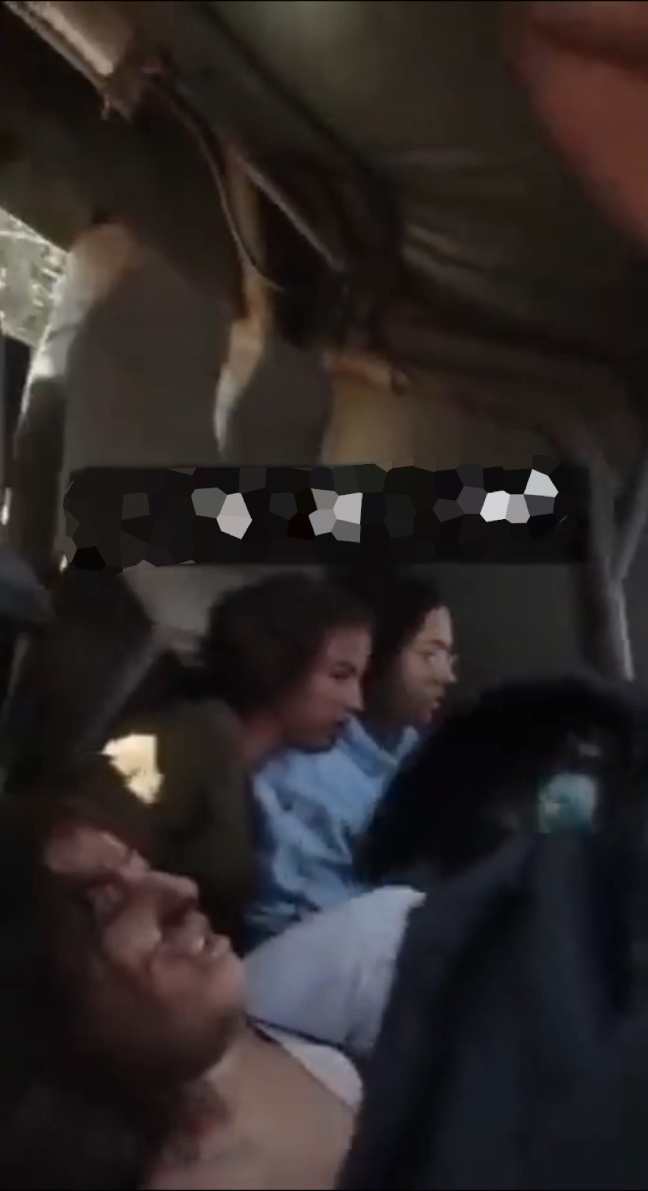 網上影片顯示許多人質是女性，圖為幾名女性被帶上車。