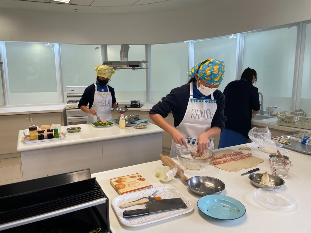 學校鼓勵同學進行全方位學習,例如提供家政課、推行專題習作及跨學科研習等。(圖片來源:受訪者提供) 學校鼓勵同學進行全方位學習,例如提供家政課、推行專題習作及跨學科研習等。(圖片來源:受訪者提供)