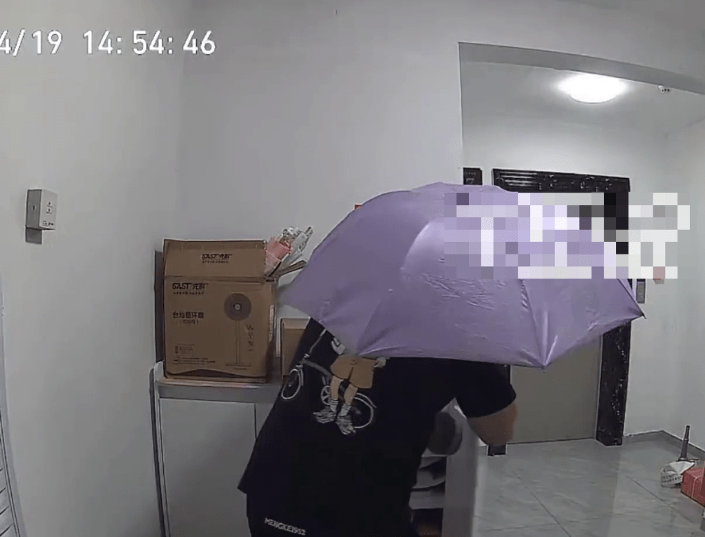 CCTV拍下，山东怪男撑伞偷女鞋的过程。