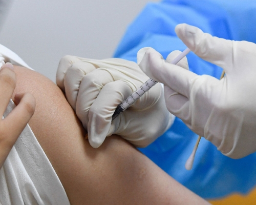 有市民接種第3針疫苗時疑被重覆注射，衞生署指已按機制向醫療團隊作出調查。資料圖片