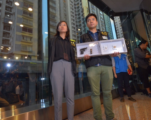 警方檢獲相信為疑犯所用的半自動手槍。