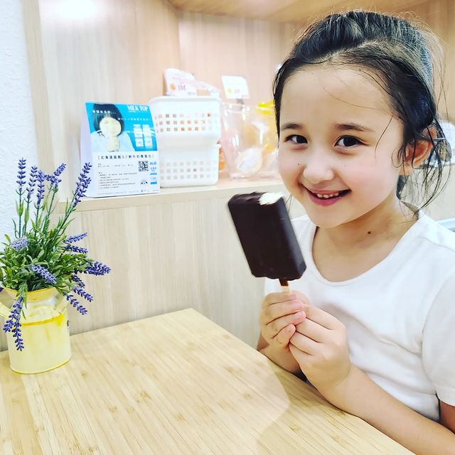 晴晴Alexandra自少已長得非常可愛。（圖片來源：IG@dellapietraalexandra）