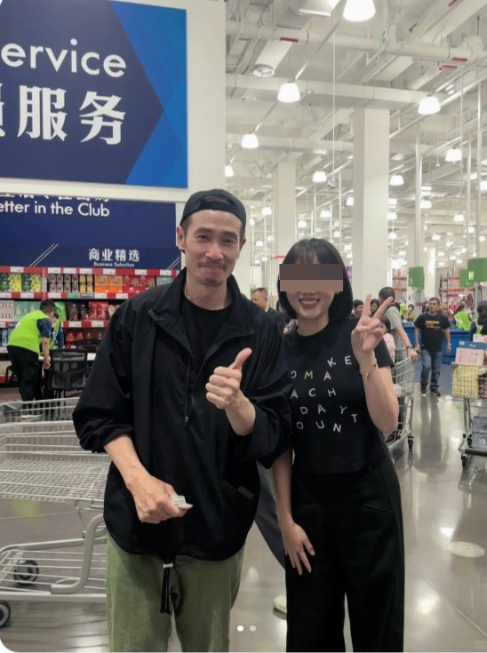 日前有多名網民於深圳山姆超市遇到陳豪。