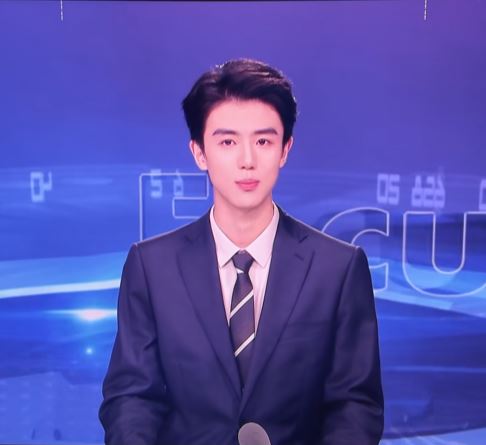清秀帥氣的新聞主播蘭欽元，出道即人氣急升。