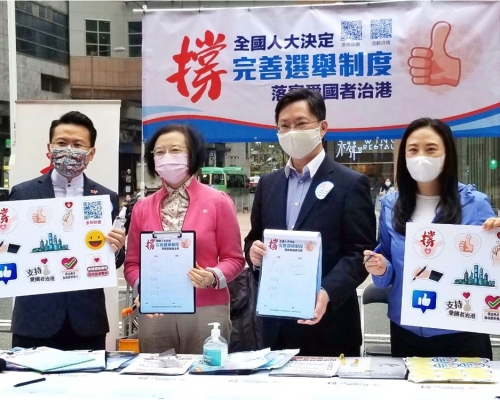 食衛局局長陳肇始及創科局局長薛永恒到街站支持。葛珮帆FB圖片