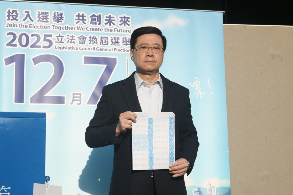 李家超再次呼籲市民踴躍投票。 李家超再次呼籲市民踴躍投票。