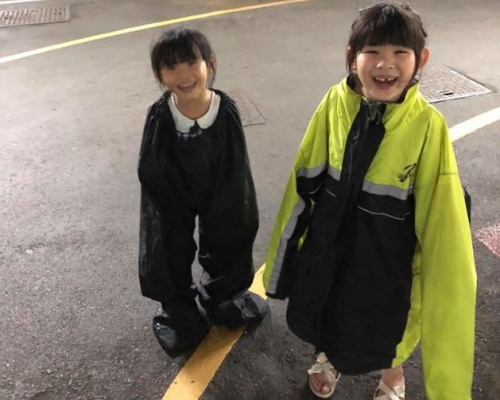 父親巧妙地將雨褲和雨衣，讓兩名女兒分開穿上。網圖