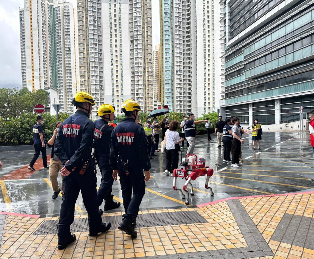 消防處在演習中出動消防機械犬。警方提供