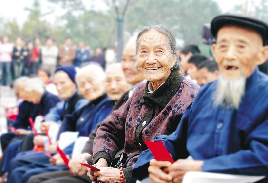 中央要求適度提高退休人員基礎養老金等各項待遇。人民網             