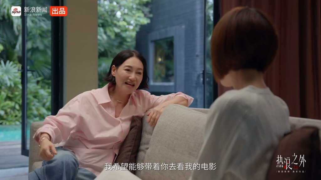 惠英紅笑著許下心願,希望能帶胞姊走出陰霾,去戲院看自己的電影。(《熱浪之外》節目截圖) 惠英紅笑著許下心願,希望能帶胞姊走出陰霾,去戲院看自己的電影。(《熱浪之外》節目截圖)