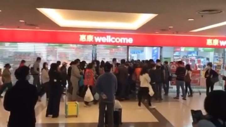 大批市民繼續到一間連鎖超市搶購日用品。網上影片截圖