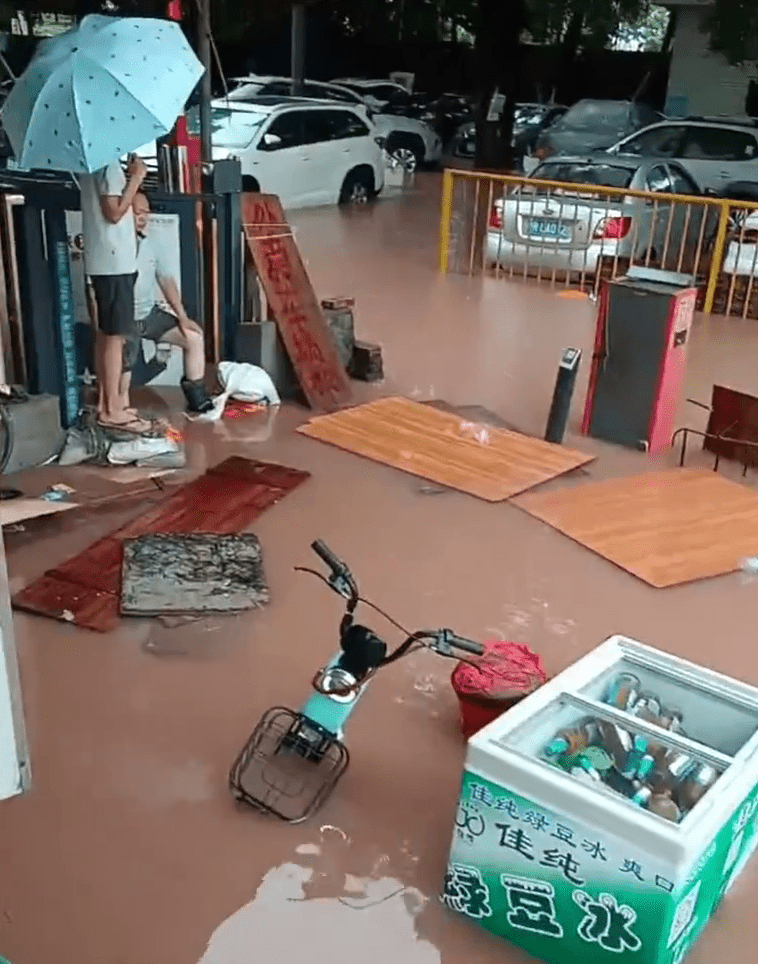 在广州，有店铺受水浸严重影响，店内外都是积水。