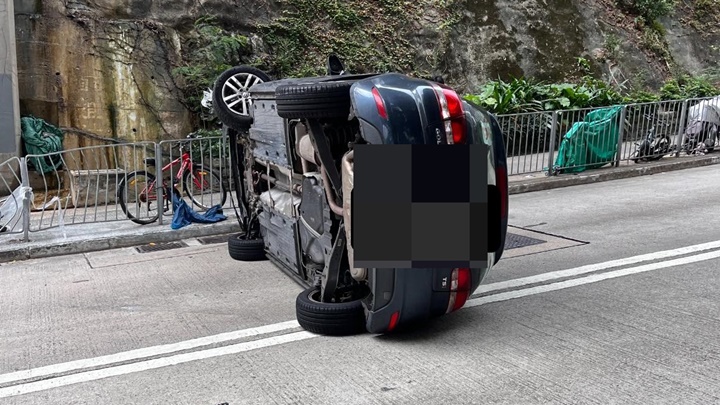 私家車翻側路中。 fb:將軍澳主場