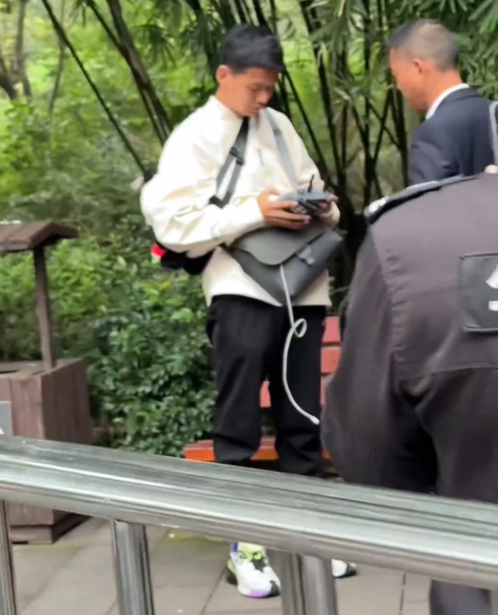 男遊客被要求刪除影片。 男遊客被要求刪除影片。