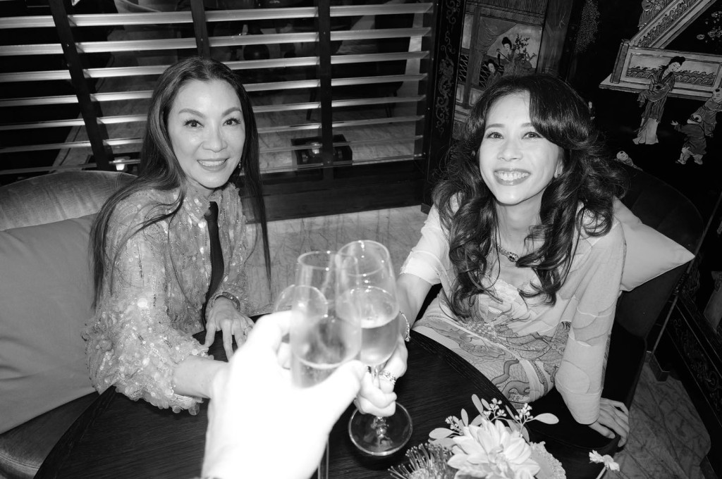 莫文蔚（右）与杨紫琼祝酒。