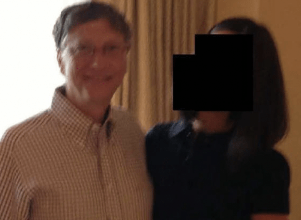 司法部早前釋出的愛潑斯坦檔案中,有蓋茨與女子的合照。 司法部早前釋出的愛潑斯坦檔案中,有蓋茨與女子的合照。