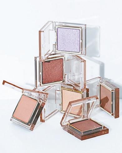 RMK 單色眼影 各$180 全系列具備二十款顏色,容易配搭的米色和啡色最為推介,時尚的紅色調和橄欖色調則為妝容增添玩味, 無論是單色抑或組合使 用,都能夠塑造出立體 眼妝。